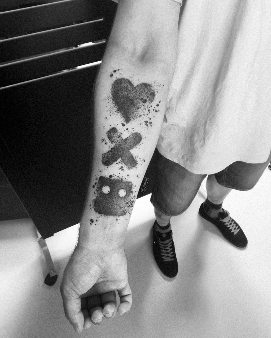 Dotwork srdce, křížek a kostka
