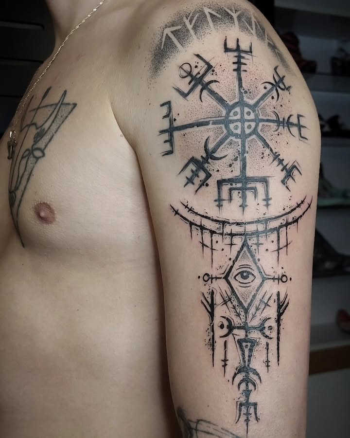 Vegvísir a runové motivy na paži