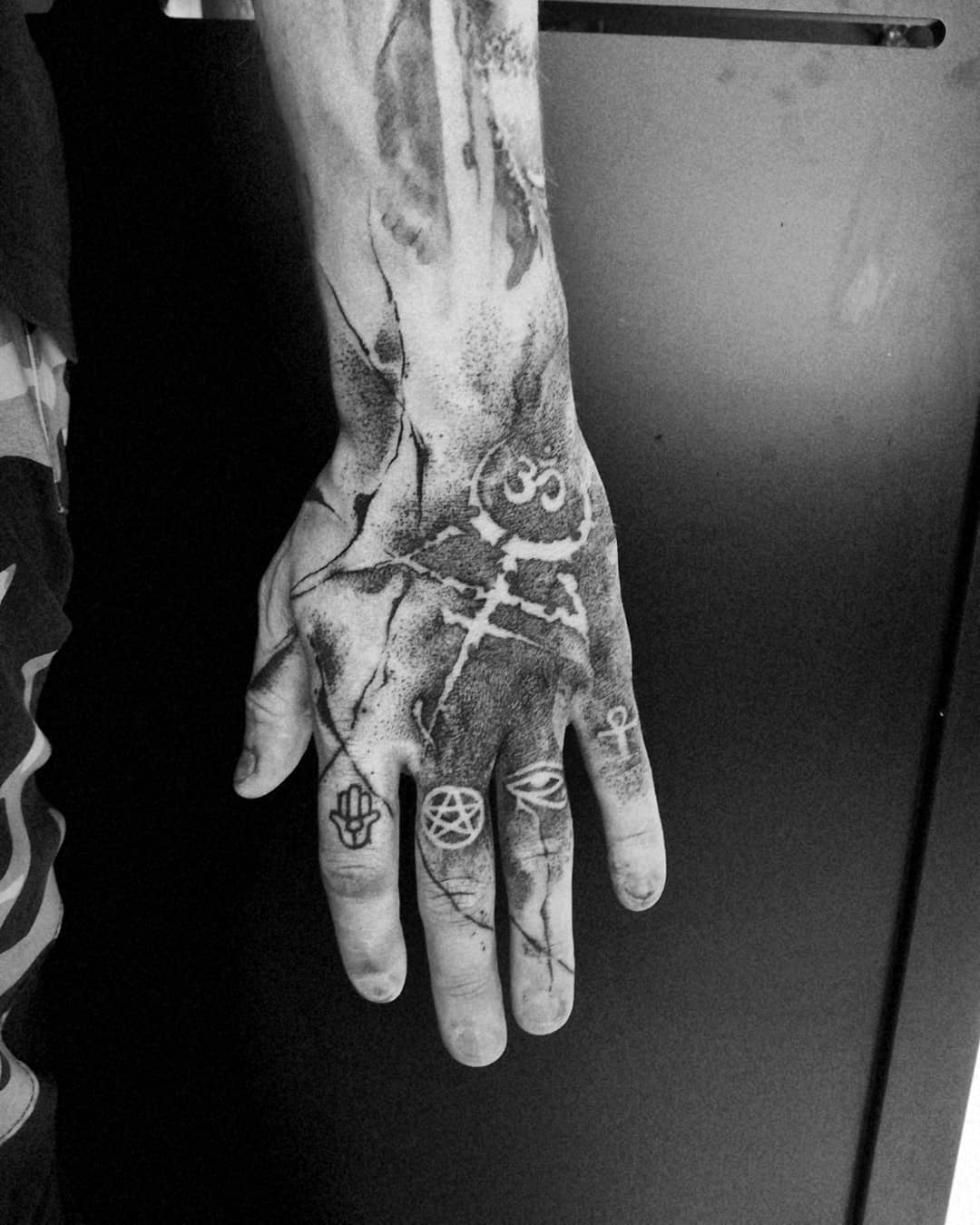 Dotwork ruka se symboly