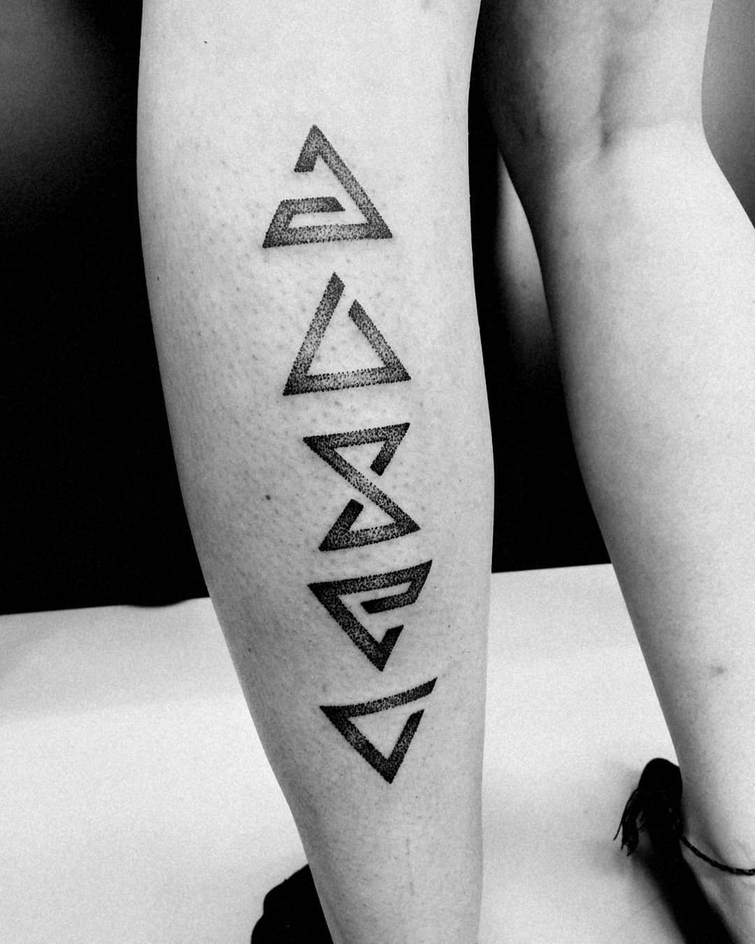 Dotwork trojúhelníky na lýtku