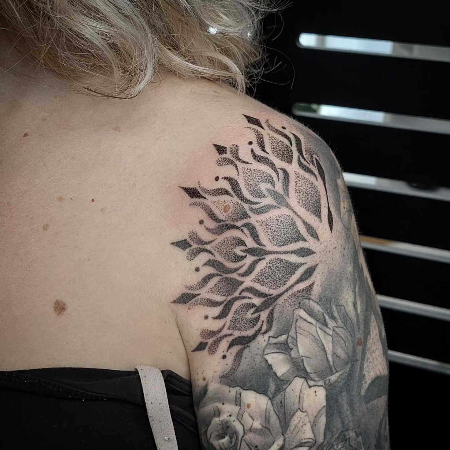 Dotwork mandala na rameni