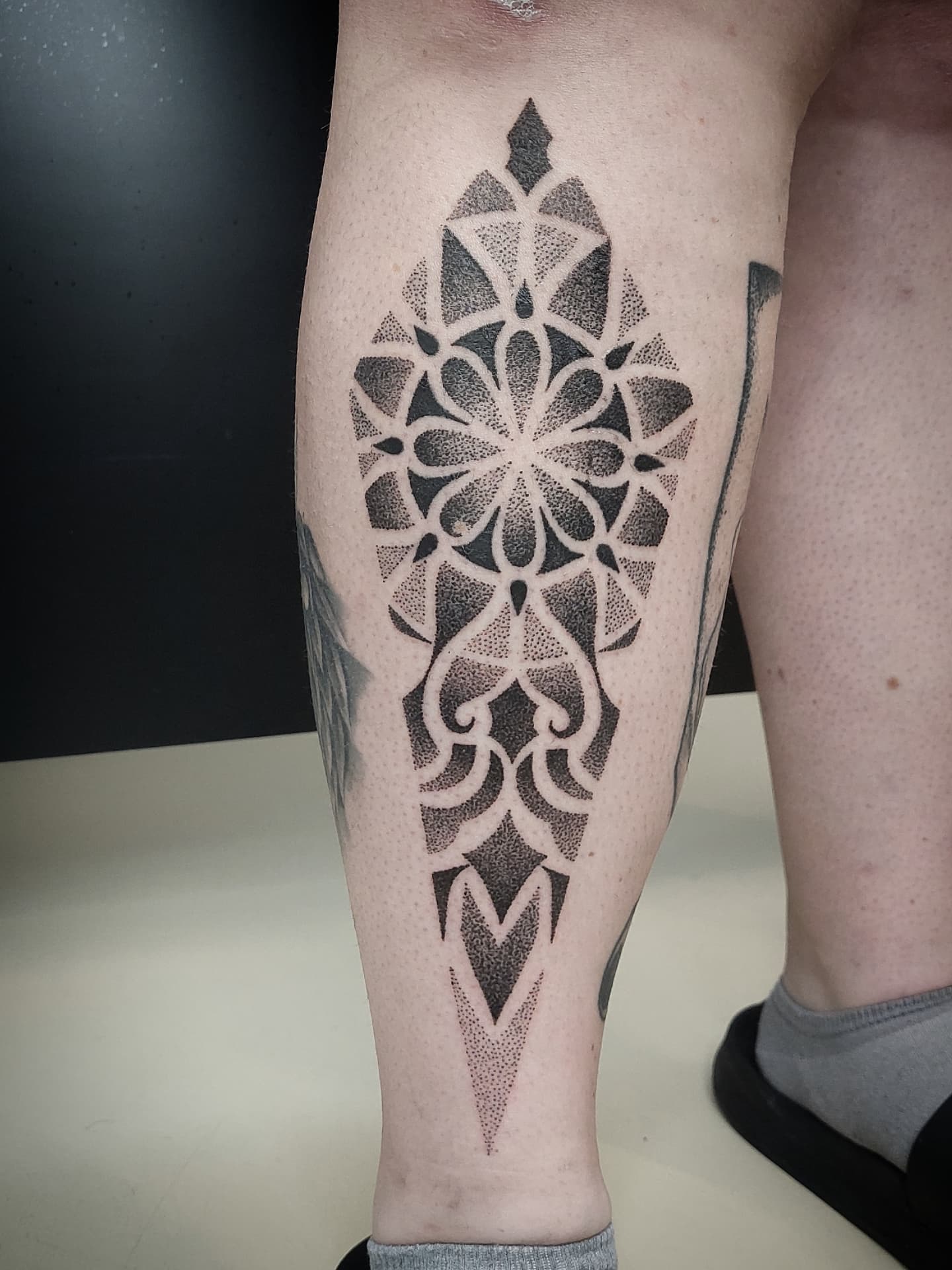 Dotwork ornamentální mandala na lýtku