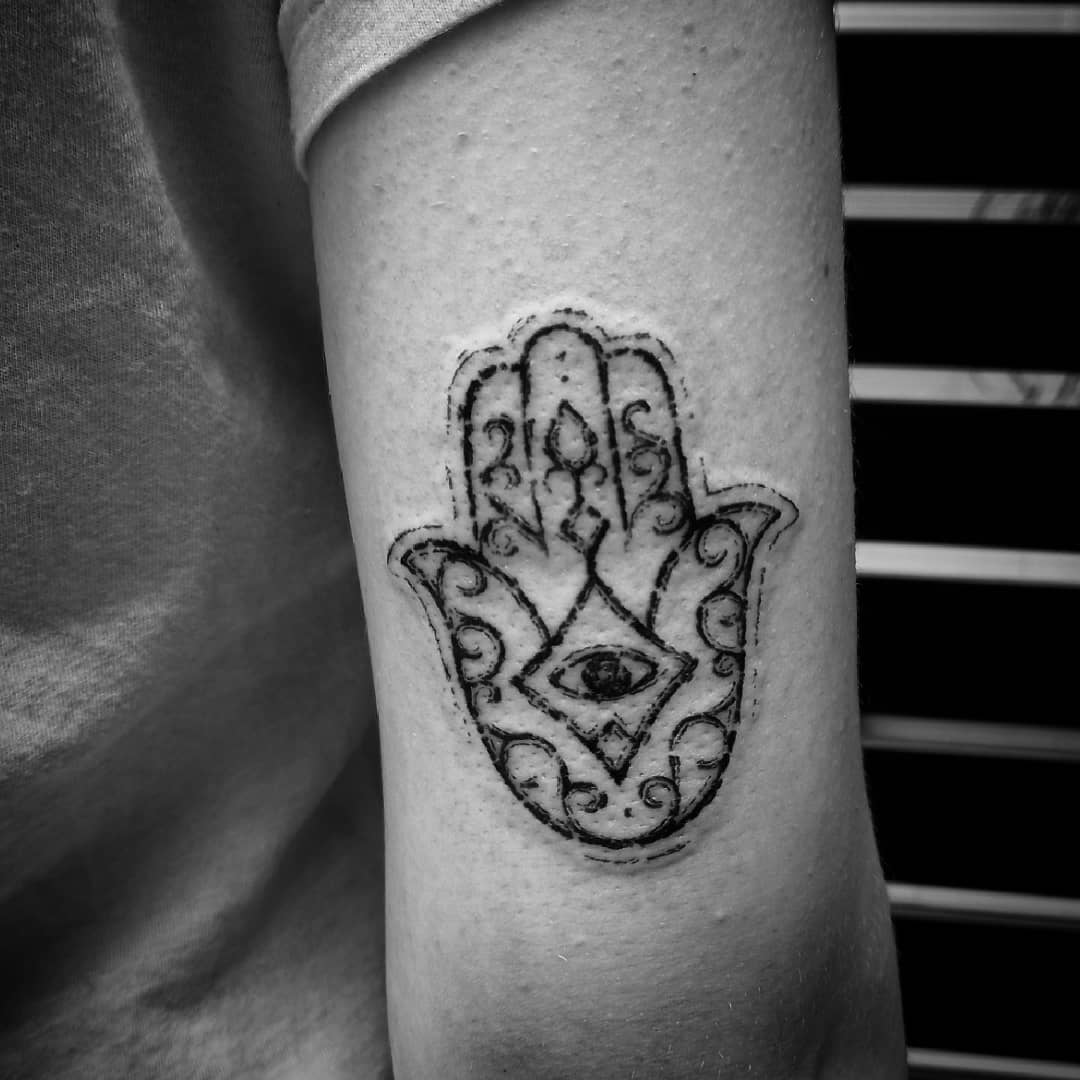 Hamsa s okem na paži