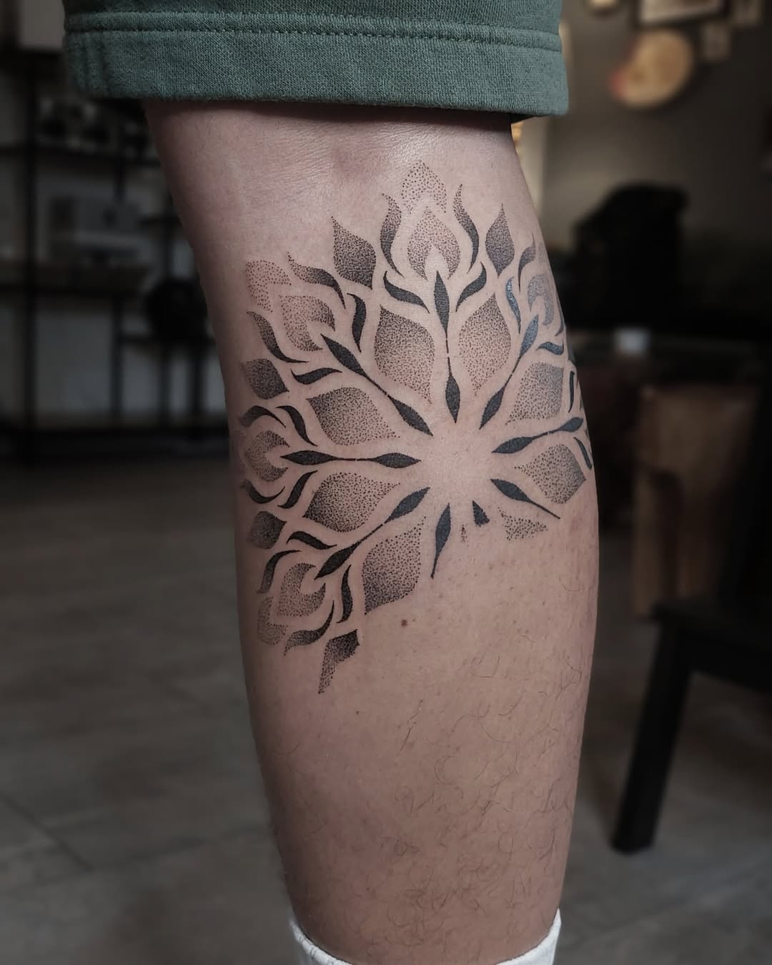 Dotwork lotos na lýtku