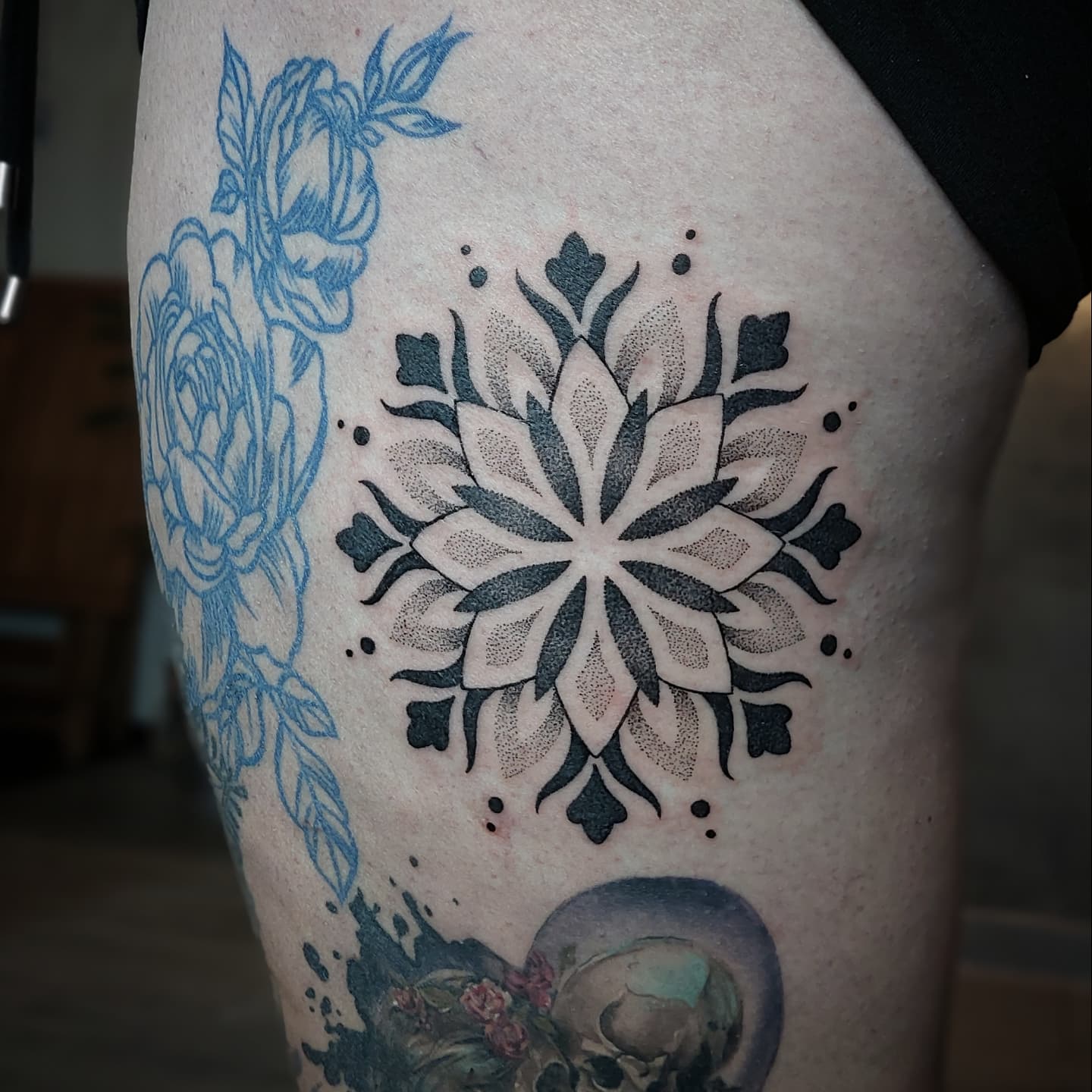 Dotwork mandala na stehně