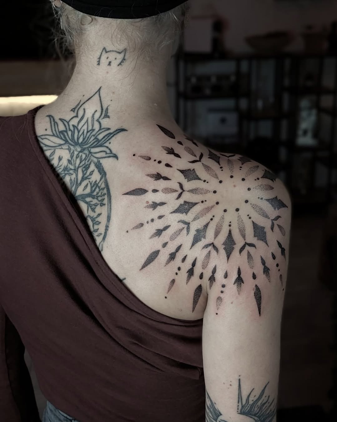 Rozsáhlá mandala na rameni a zádech