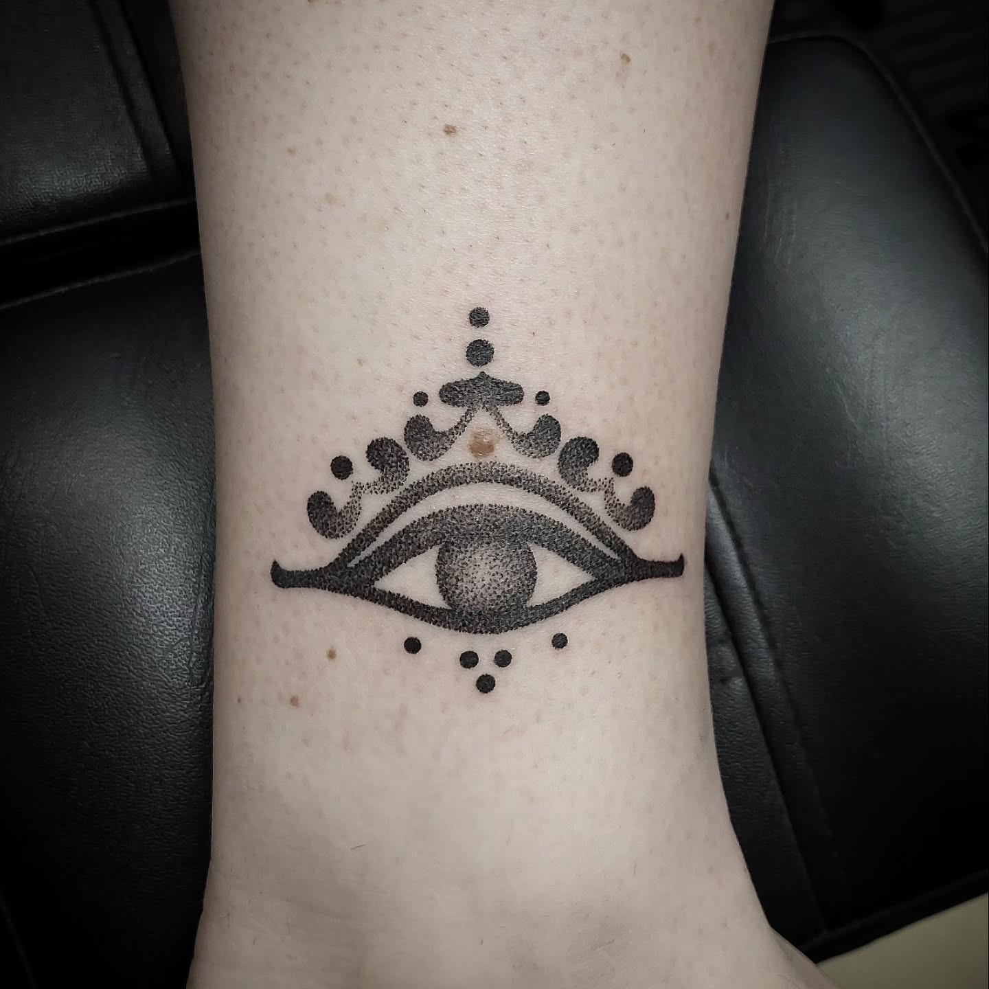 Dotwork oko s korunkou