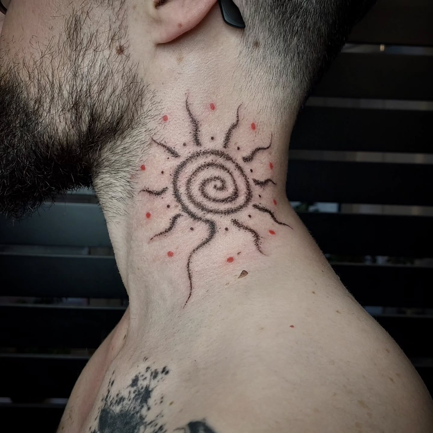 Slunce se spirálou na krku