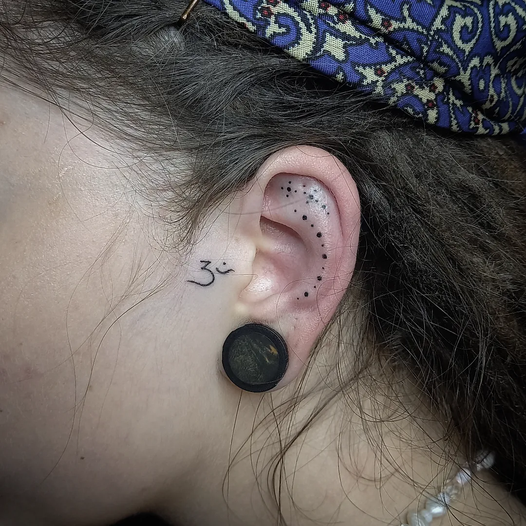 Om a dotwork za uchem