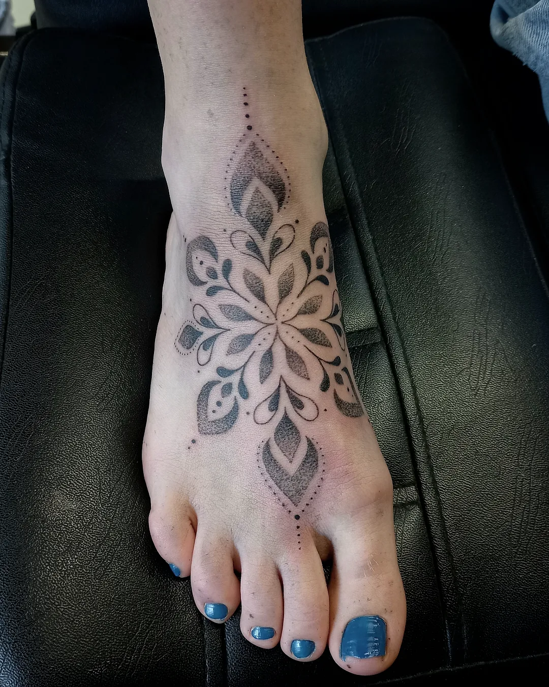 Ornamentální mandala na nártu